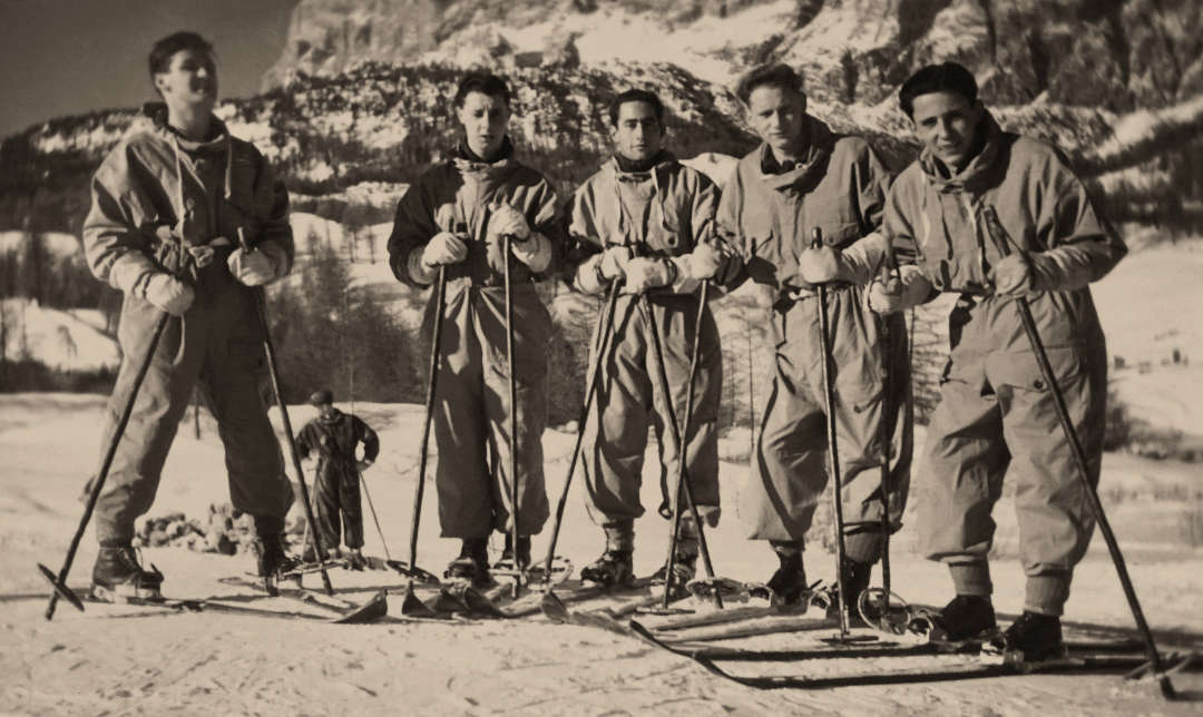 Vintage photograph of group of skiers | by Suzy Hazelwood on Pexels